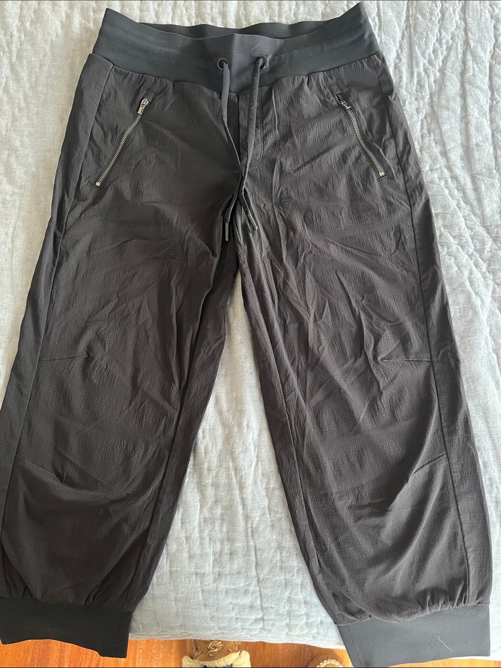 Athleta Drawstring Cropped Joggers with side Zip Pockets
